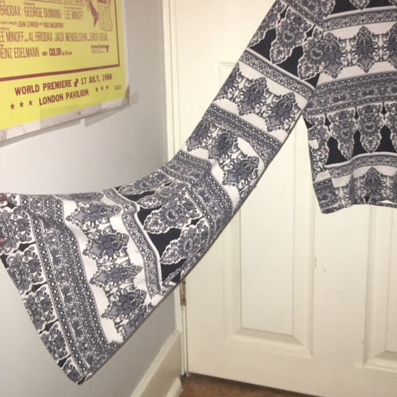 🦋 Hippie Bell Sleeve Croptop 🦋 - Picture 4 of 4